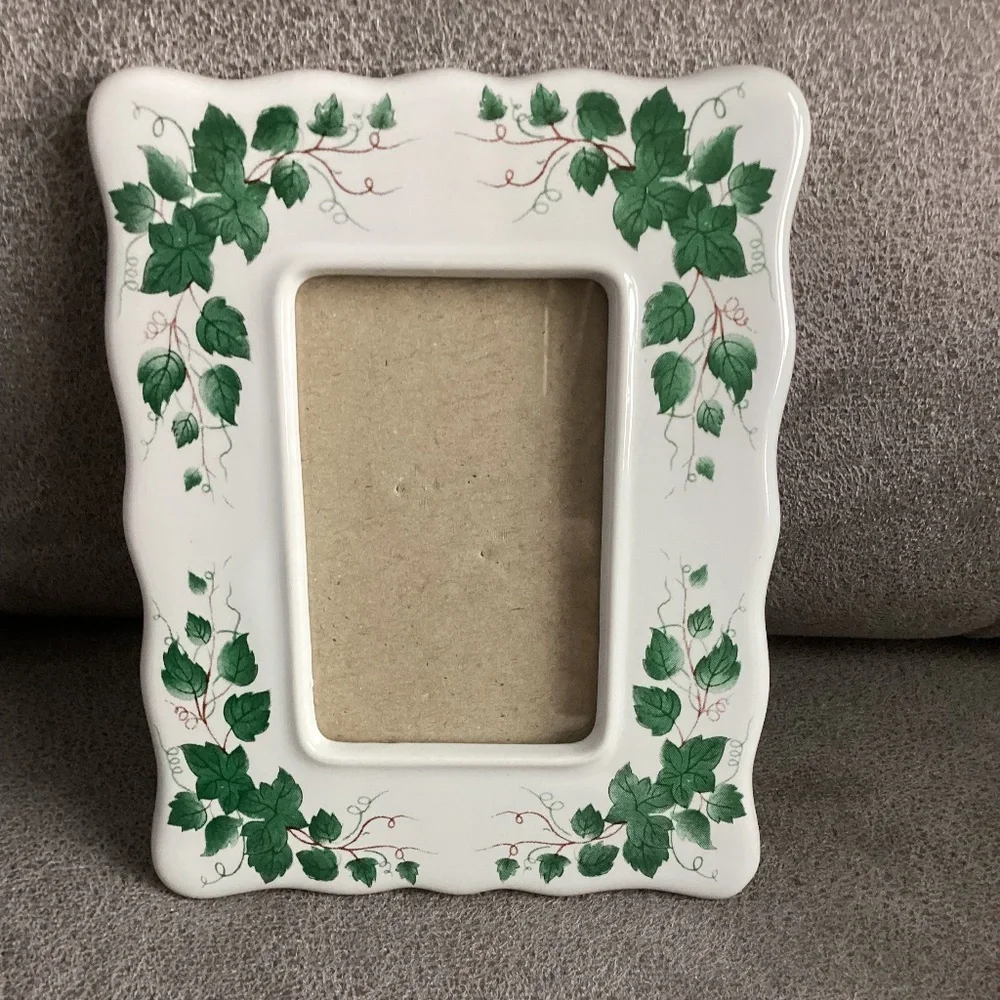 Irish Ivy standing ceramic frame like new